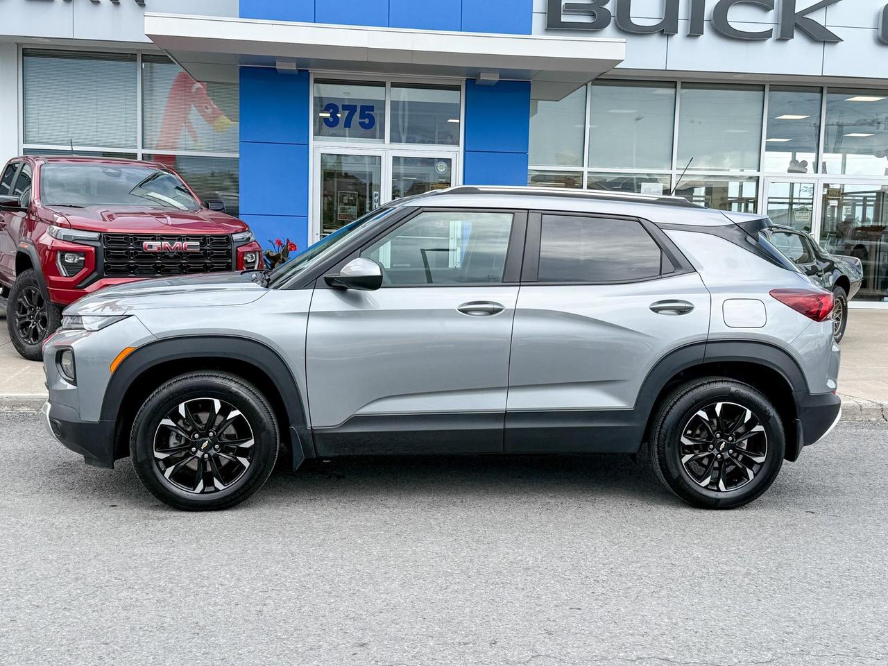 2023 Chevrolet TrailBlazer 1.3L 3CYL TURBO, AWD LT, HEATED FRONT CLOTH SEATS, REMOTE VEHICLE START, REAR VISION CAMERA,SAFETY PACKAGE, 17" BLACK ALLOY WHEELS Photo