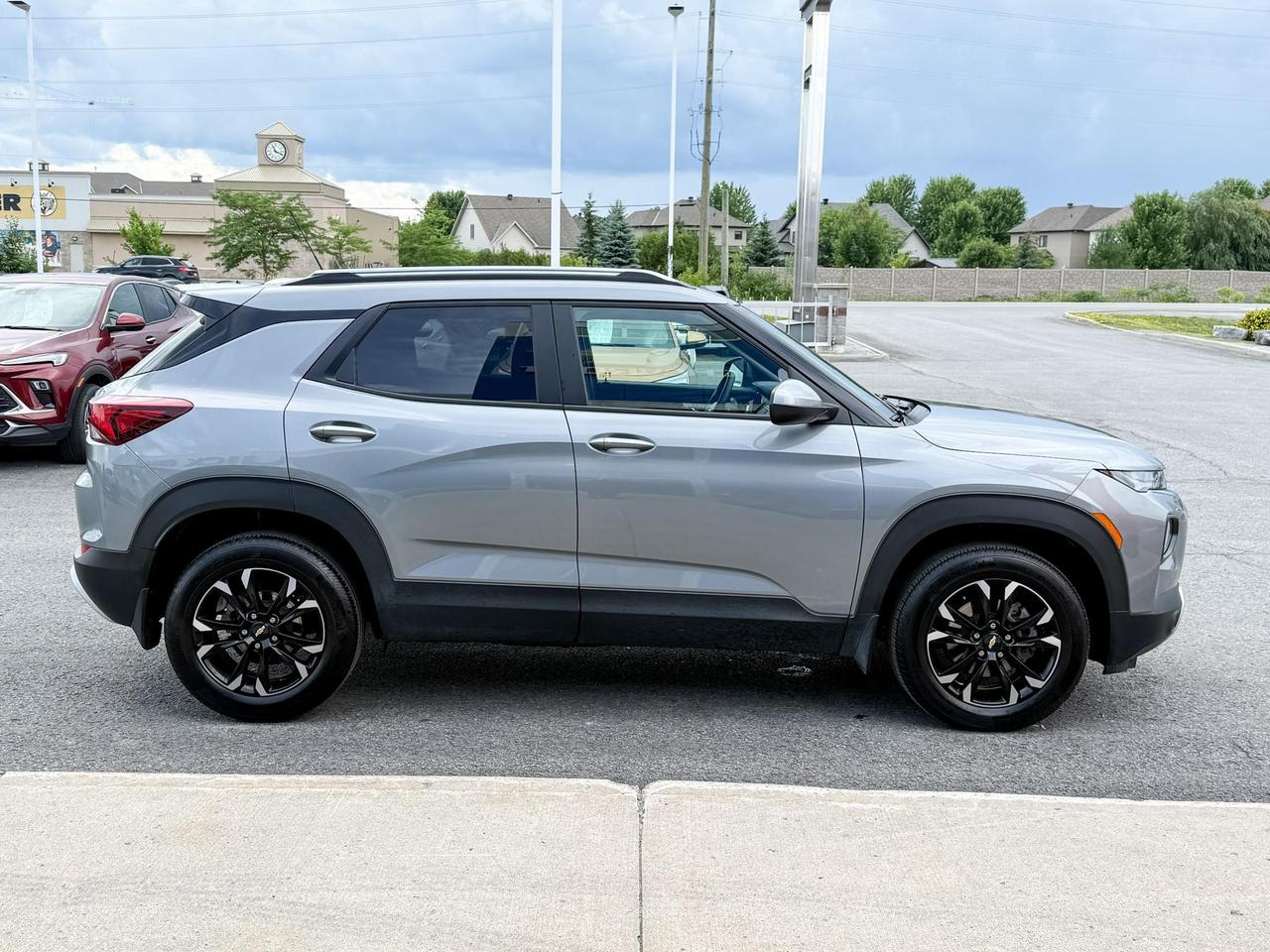 2023 Chevrolet TrailBlazer 1.3L 3CYL TURBO, AWD LT, HEATED FRONT CLOTH SEATS, REMOTE VEHICLE START, REAR VISION CAMERA,SAFETY PACKAGE, 17" BLACK ALLOY WHEELS Photo