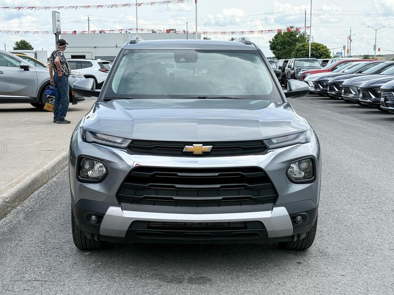 2023 Chevrolet TrailBlazer 1.3L 3CYL TURBO, AWD LT, HEATED FRONT CLOTH SEATS, REMOTE VEHICLE START, REAR VISION CAMERA,SAFETY PACKAGE, 17" BLACK ALLOY WHEELS Photo