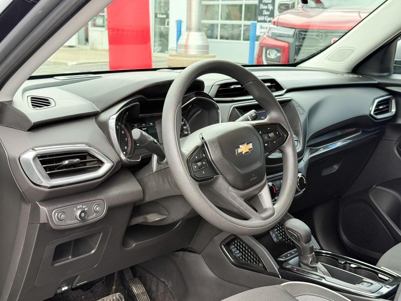 2023 Chevrolet TrailBlazer 1.3L 3CYL TURBO, AWD LT, HEATED FRONT CLOTH SEATS, REMOTE VEHICLE START, REAR VISION CAMERA,SAFETY PACKAGE, 17" BLACK ALLOY WHEELS Photo