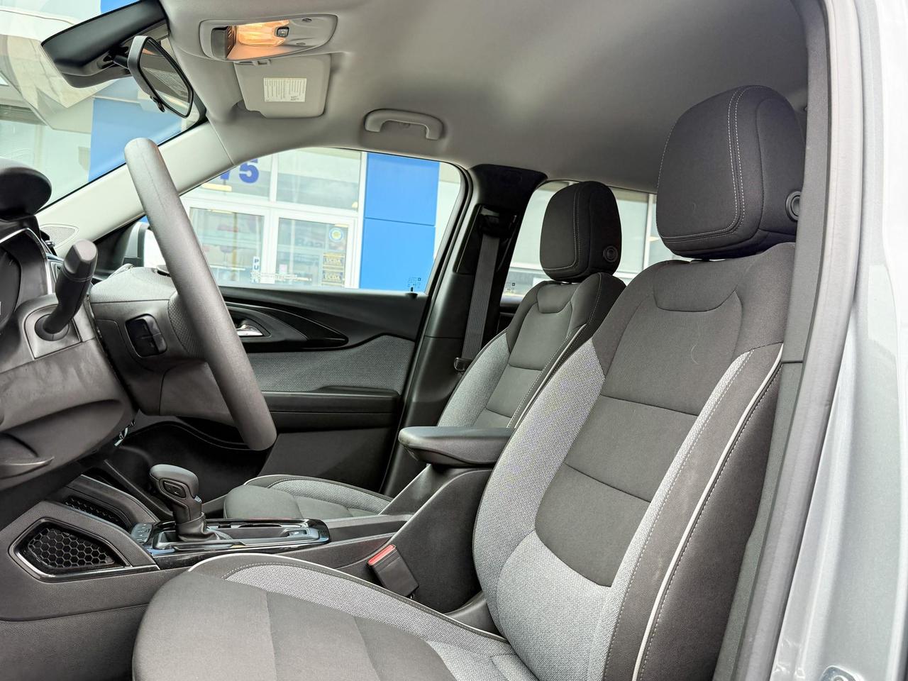 2023 Chevrolet TrailBlazer 1.3L 3CYL TURBO, AWD LT, HEATED FRONT CLOTH SEATS, REMOTE VEHICLE START, REAR VISION CAMERA,SAFETY PACKAGE, 17" BLACK ALLOY WHEELS Photo