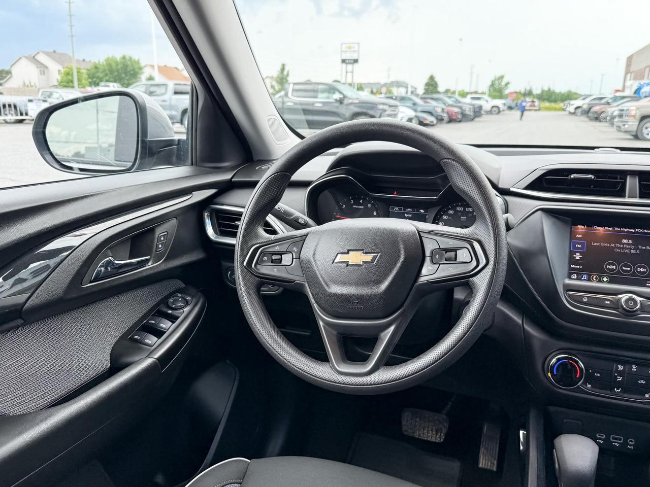 2023 Chevrolet TrailBlazer 1.3L 3CYL TURBO, AWD LT, HEATED FRONT CLOTH SEATS, REMOTE VEHICLE START, REAR VISION CAMERA,SAFETY PACKAGE, 17" BLACK ALLOY WHEELS Photo