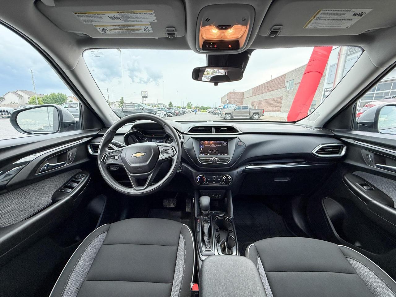 2023 Chevrolet TrailBlazer 1.3L 3CYL TURBO, AWD LT, HEATED FRONT CLOTH SEATS, REMOTE VEHICLE START, REAR VISION CAMERA,SAFETY PACKAGE, 17" BLACK ALLOY WHEELS Photo