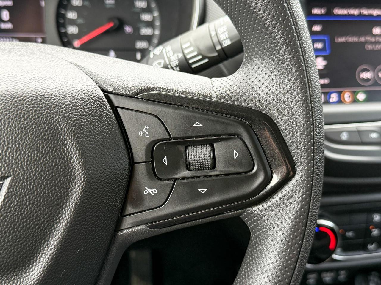 2023 Chevrolet TrailBlazer 1.3L 3CYL TURBO, AWD LT, HEATED FRONT CLOTH SEATS, REMOTE VEHICLE START, REAR VISION CAMERA,SAFETY PACKAGE, 17" BLACK ALLOY WHEELS Photo