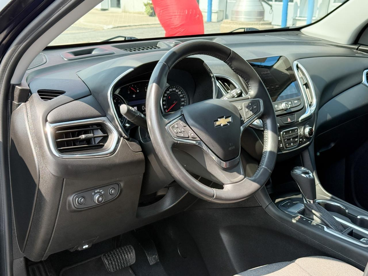 2020 Chevrolet Equinox 1.5L 4CYL TURBO, LT AWD, SKYSCAPE SUNROOF, HEATED FRONT BUCKET SEATS, REMOTE VEHICLE START, POWER LIFTGATE, EMBEDDED NAVIGATION, 17" ALLOY WHEELS Photo