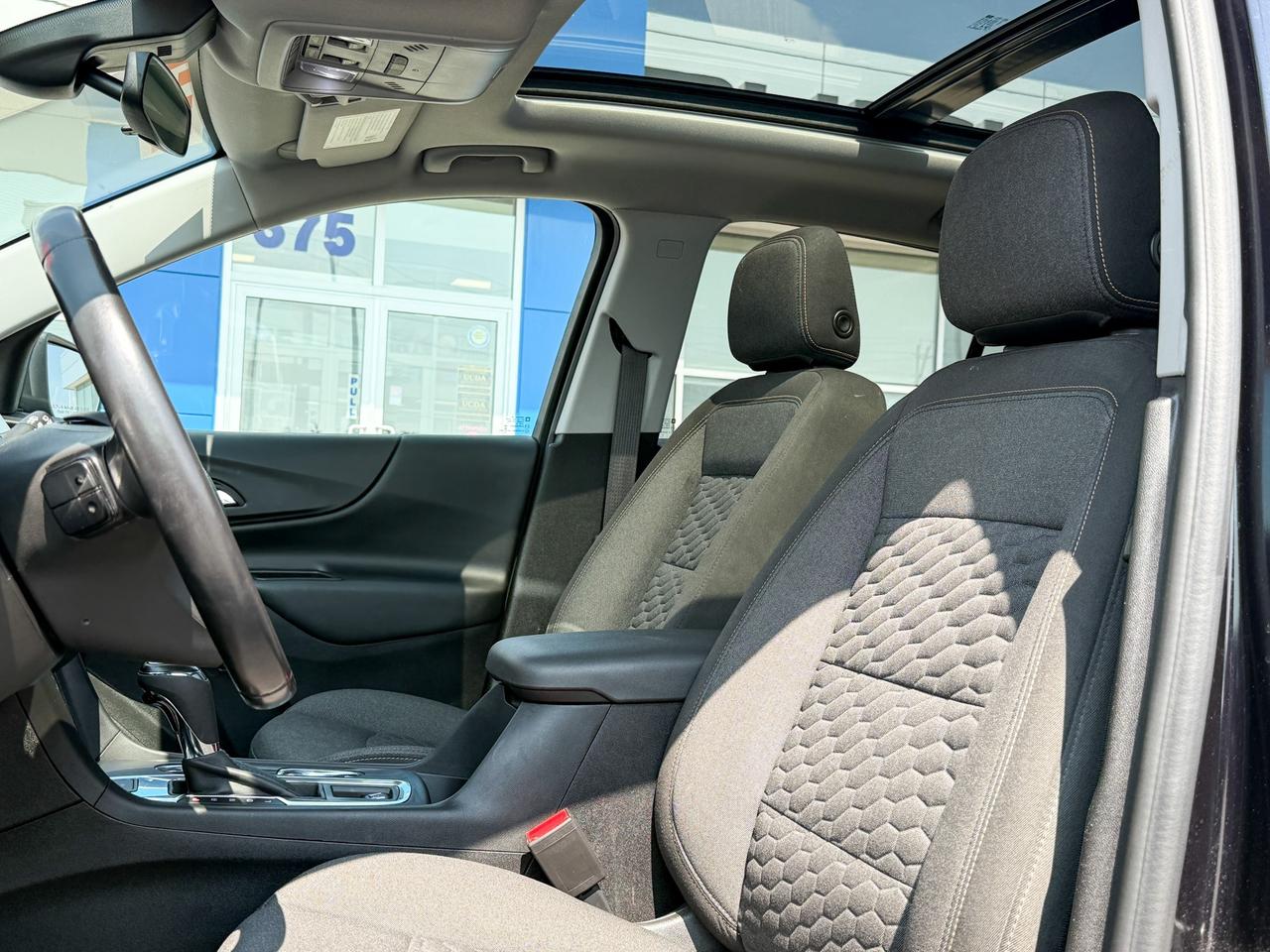 2020 Chevrolet Equinox 1.5L 4CYL TURBO, LT AWD, SKYSCAPE SUNROOF, HEATED FRONT BUCKET SEATS, REMOTE VEHICLE START, POWER LIFTGATE, EMBEDDED NAVIGATION, 17" ALLOY WHEELS Photo