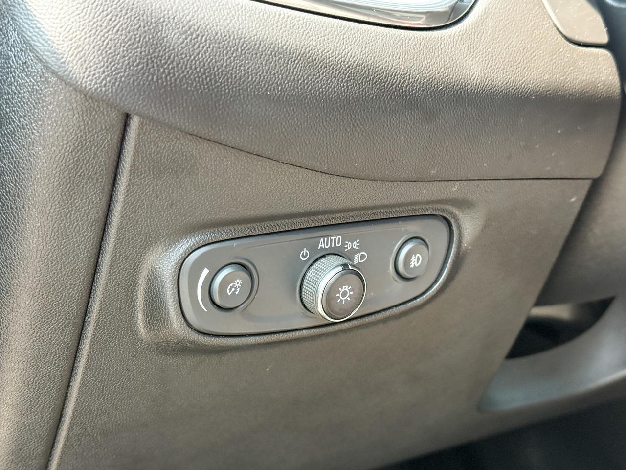 2020 Chevrolet Equinox 1.5L 4CYL TURBO, LT AWD, SKYSCAPE SUNROOF, HEATED FRONT BUCKET SEATS, REMOTE VEHICLE START, POWER LIFTGATE, EMBEDDED NAVIGATION, 17" ALLOY WHEELS Photo