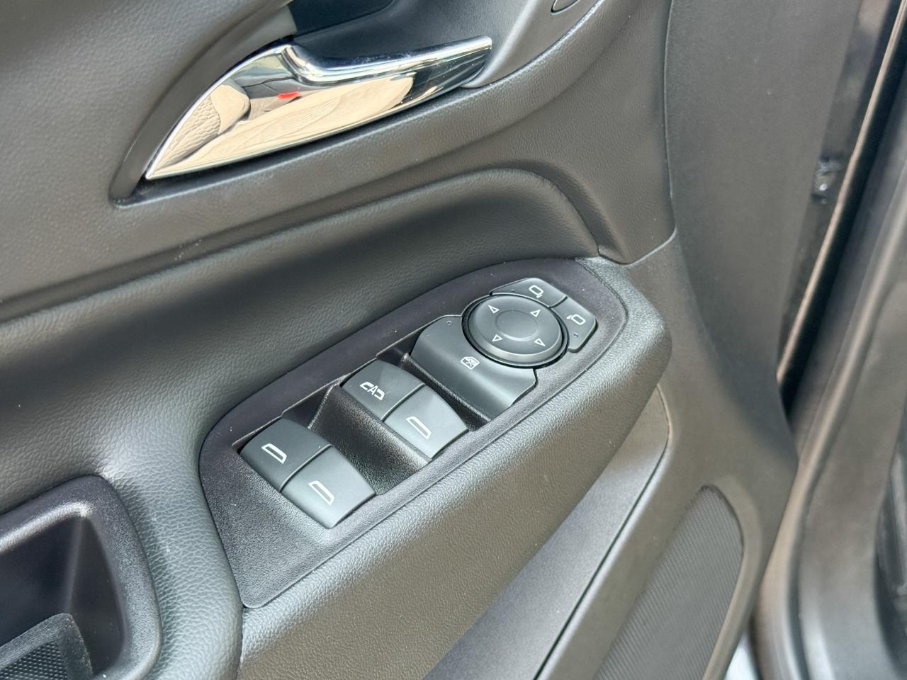 2020 Chevrolet Equinox 1.5L 4CYL TURBO, LT AWD, SKYSCAPE SUNROOF, HEATED FRONT BUCKET SEATS, REMOTE VEHICLE START, POWER LIFTGATE, EMBEDDED NAVIGATION, 17" ALLOY WHEELS Photo