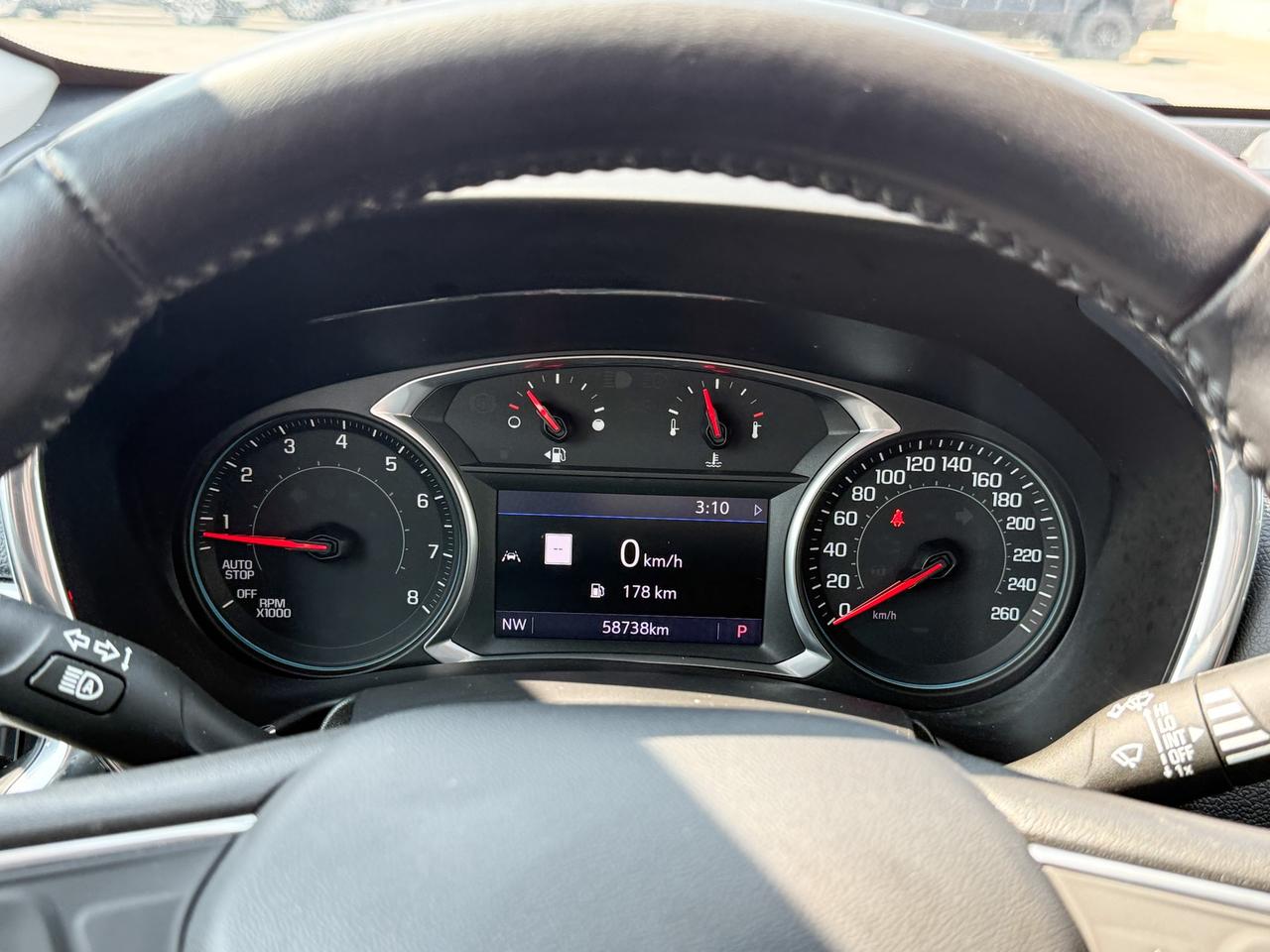 2020 Chevrolet Equinox 1.5L 4CYL TURBO, LT AWD, SKYSCAPE SUNROOF, HEATED FRONT BUCKET SEATS, REMOTE VEHICLE START, POWER LIFTGATE, EMBEDDED NAVIGATION, 17" ALLOY WHEELS Photo