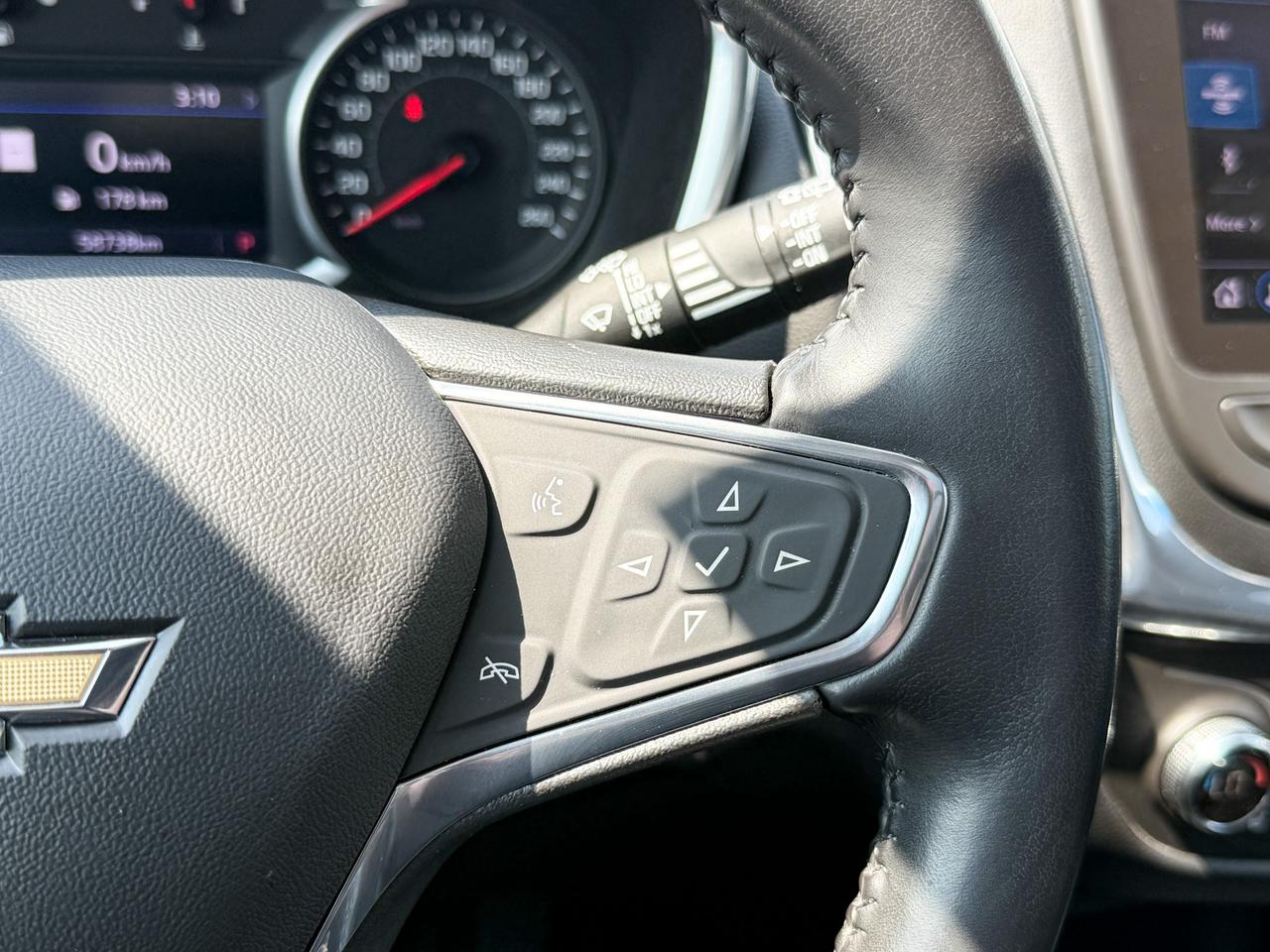 2020 Chevrolet Equinox 1.5L 4CYL TURBO, LT AWD, SKYSCAPE SUNROOF, HEATED FRONT BUCKET SEATS, REMOTE VEHICLE START, POWER LIFTGATE, EMBEDDED NAVIGATION, 17" ALLOY WHEELS Photo