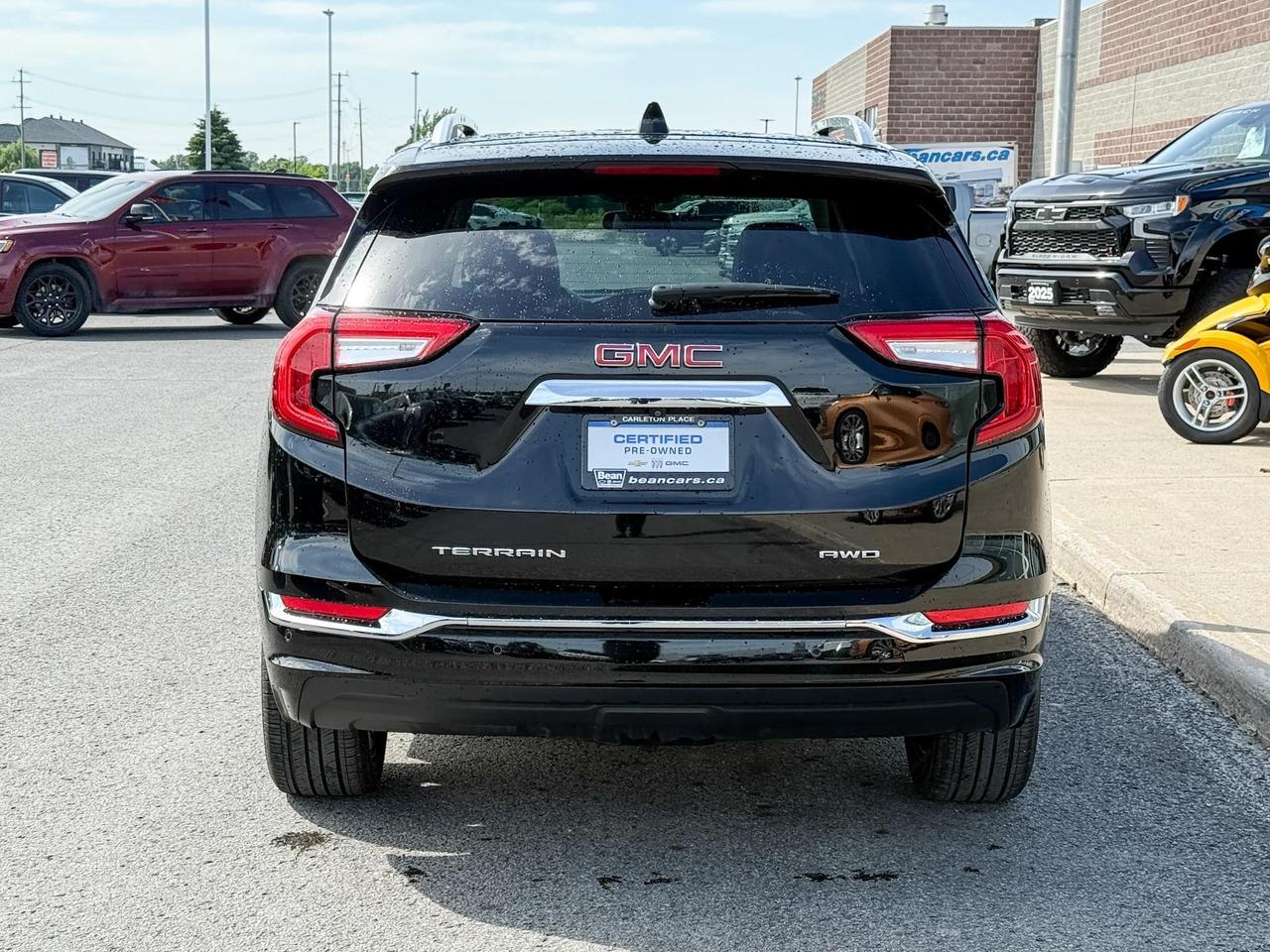 2022 GMC Terrain Denali 1.5L 4CYL TURBO, DENALI AWD, BLACK DIAMOND EDITION, SKSCAPE SUNROOF, HEATED AND VENTILATED FRONT SEATS, HEATED REAR SEATS, HEATED STEERING WHEEL, REMOTE VEHICLE START, HUD, 19" DARK GREY ALLOY WHEELS Photo3
