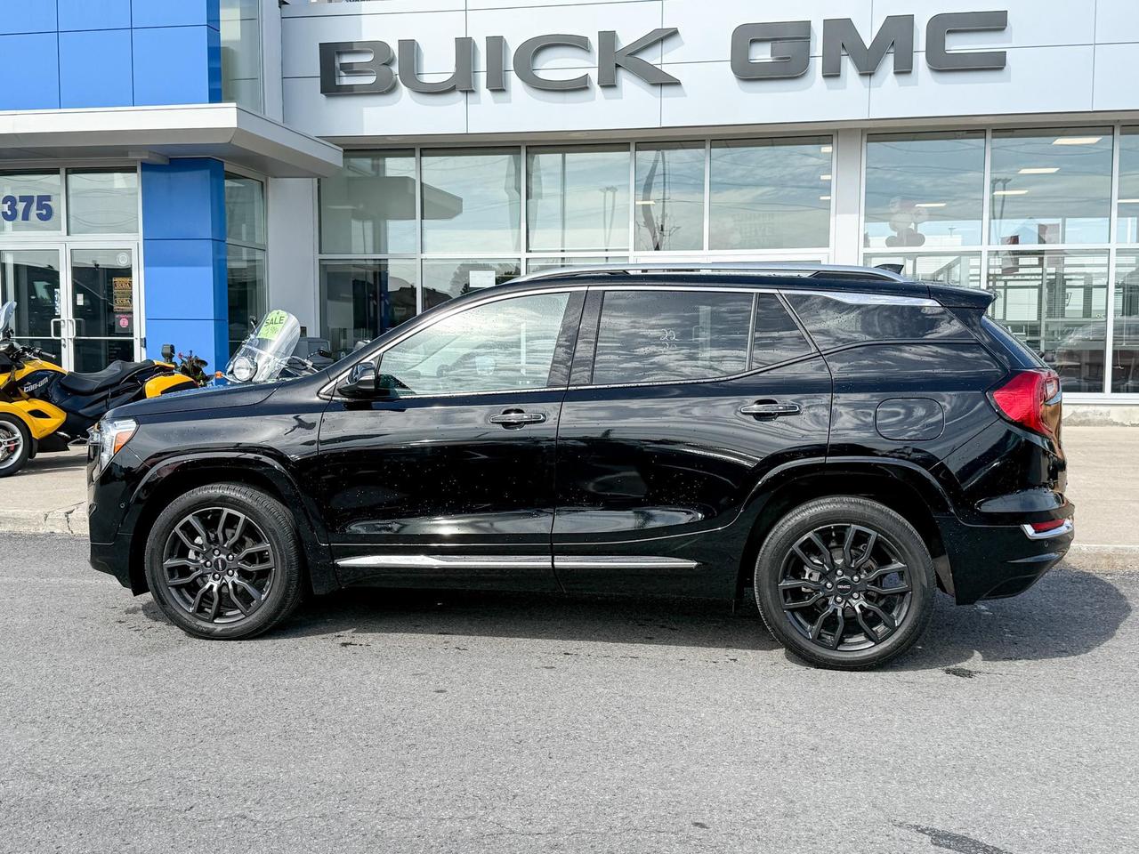 2022 GMC Terrain Denali 1.5L 4CYL TURBO, DENALI AWD, BLACK DIAMOND EDITION, SKSCAPE SUNROOF, HEATED AND VENTILATED FRONT SEATS, HEATED REAR SEATS, HEATED STEERING WHEEL, REMOTE VEHICLE START, HUD, 19" DARK GREY ALLOY WHEELS Photo