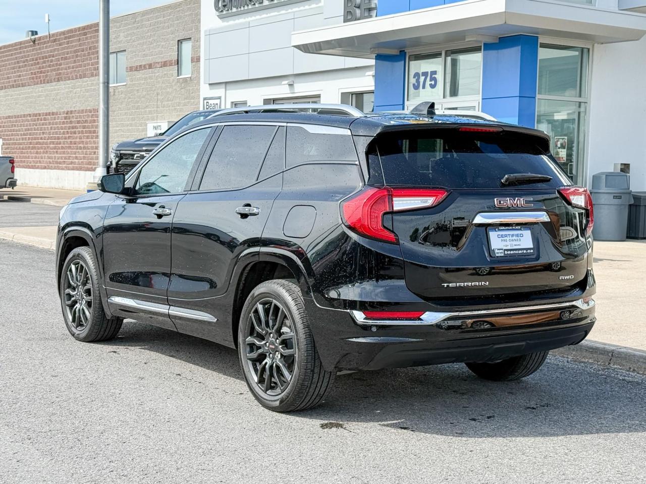 2022 GMC Terrain Denali 1.5L 4CYL TURBO, DENALI AWD, BLACK DIAMOND EDITION, SKSCAPE SUNROOF, HEATED AND VENTILATED FRONT SEATS, HEATED REAR SEATS, HEATED STEERING WHEEL, REMOTE VEHICLE START, HUD, 19" DARK GREY ALLOY WHEELS Photo