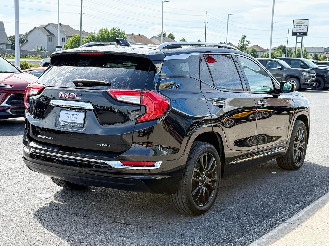 2022 GMC Terrain Denali 1.5L 4CYL TURBO, DENALI AWD, BLACK DIAMOND EDITION, SKSCAPE SUNROOF, HEATED AND VENTILATED FRONT SEATS, HEATED REAR SEATS, HEATED STEERING WHEEL, REMOTE VEHICLE START, HUD, 19" DARK GREY ALLOY WHEELS Photo