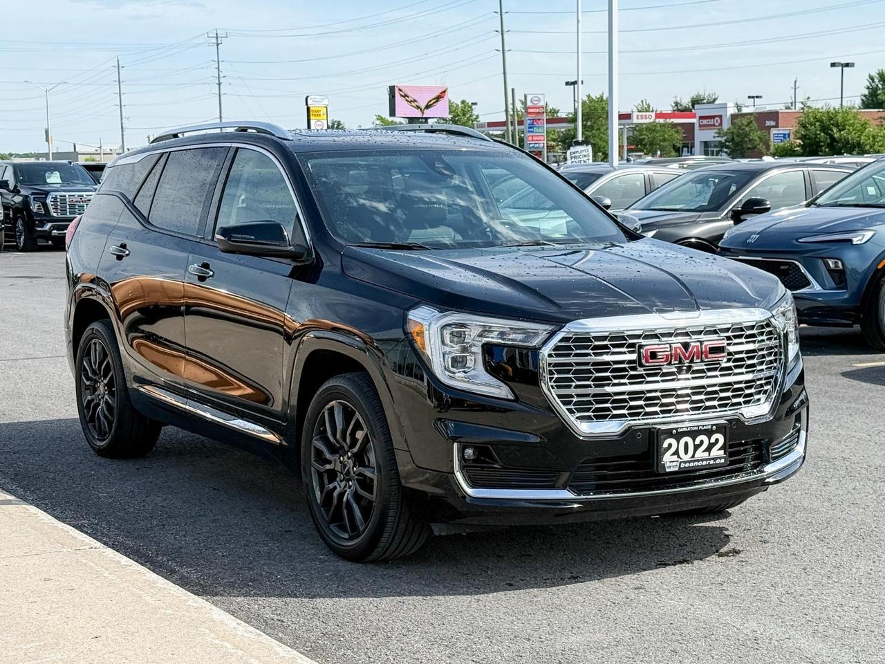2022 GMC Terrain Denali 1.5L 4CYL TURBO, DENALI AWD, BLACK DIAMOND EDITION, SKSCAPE SUNROOF, HEATED AND VENTILATED FRONT SEATS, HEATED REAR SEATS, HEATED STEERING WHEEL, REMOTE VEHICLE START, HUD, 19" DARK GREY ALLOY WHEELS Photo