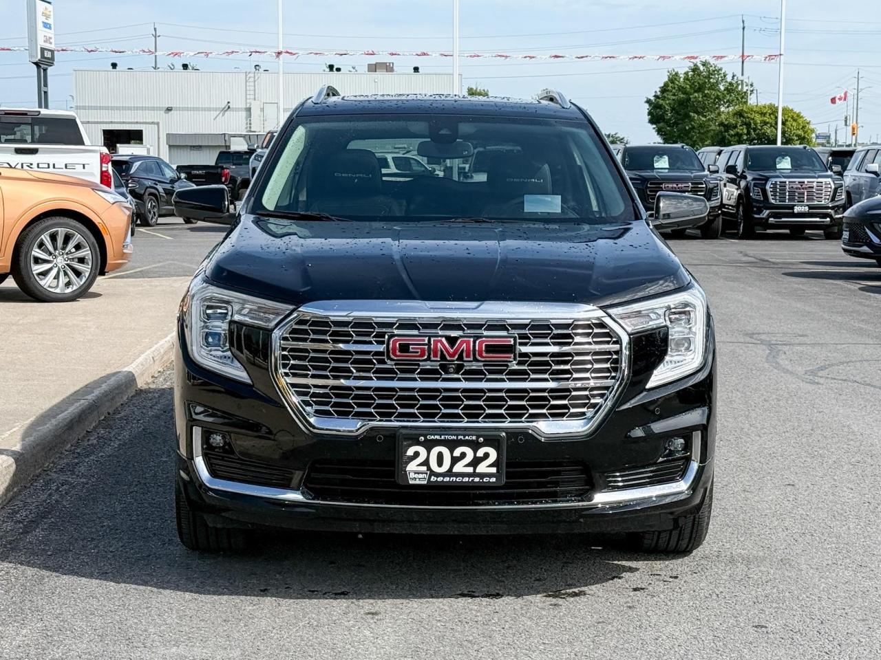 2022 GMC Terrain Denali 1.5L 4CYL TURBO, DENALI AWD, BLACK DIAMOND EDITION, SKSCAPE SUNROOF, HEATED AND VENTILATED FRONT SEATS, HEATED REAR SEATS, HEATED STEERING WHEEL, REMOTE VEHICLE START, HUD, 19" DARK GREY ALLOY WHEELS Photo