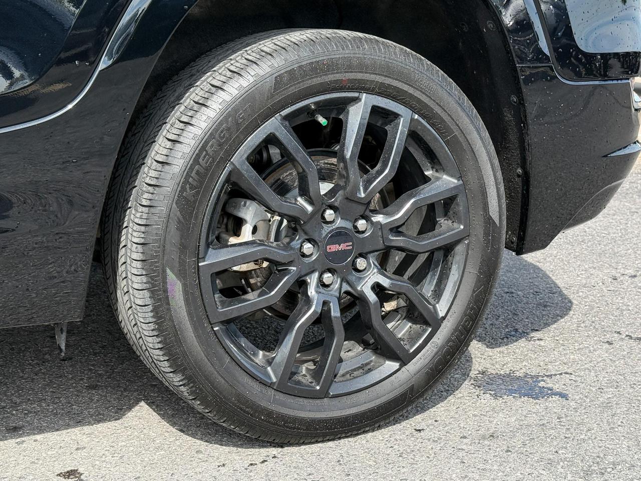 2022 GMC Terrain Denali 1.5L 4CYL TURBO, DENALI AWD, BLACK DIAMOND EDITION, SKSCAPE SUNROOF, HEATED AND VENTILATED FRONT SEATS, HEATED REAR SEATS, HEATED STEERING WHEEL, REMOTE VEHICLE START, HUD, 19" DARK GREY ALLOY WHEELS Photo