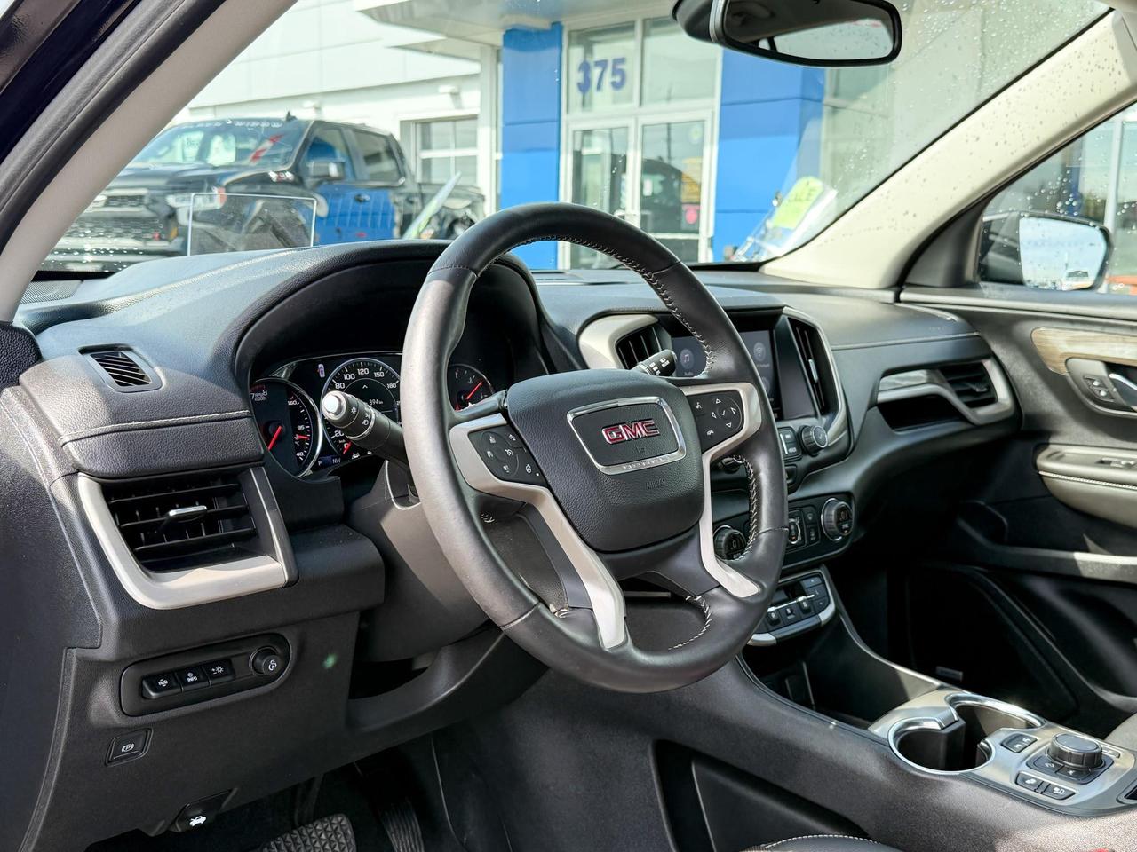 2022 GMC Terrain Denali 1.5L 4CYL TURBO, DENALI AWD, BLACK DIAMOND EDITION, SKSCAPE SUNROOF, HEATED AND VENTILATED FRONT SEATS, HEATED REAR SEATS, HEATED STEERING WHEEL, REMOTE VEHICLE START, HUD, 19" DARK GREY ALLOY WHEELS Photo
