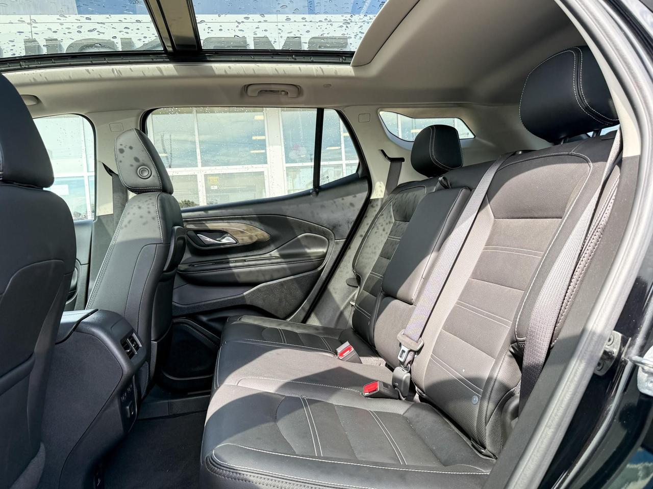 2022 GMC Terrain Denali 1.5L 4CYL TURBO, DENALI AWD, BLACK DIAMOND EDITION, SKSCAPE SUNROOF, HEATED AND VENTILATED FRONT SEATS, HEATED REAR SEATS, HEATED STEERING WHEEL, REMOTE VEHICLE START, HUD, 19" DARK GREY ALLOY WHEELS Photo