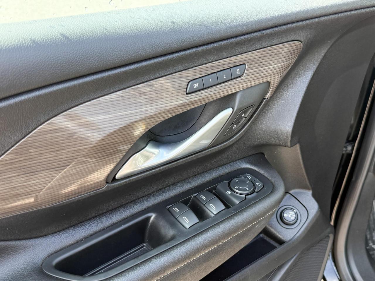 2022 GMC Terrain Denali 1.5L 4CYL TURBO, DENALI AWD, BLACK DIAMOND EDITION, SKSCAPE SUNROOF, HEATED AND VENTILATED FRONT SEATS, HEATED REAR SEATS, HEATED STEERING WHEEL, REMOTE VEHICLE START, HUD, 19" DARK GREY ALLOY WHEELS Photo