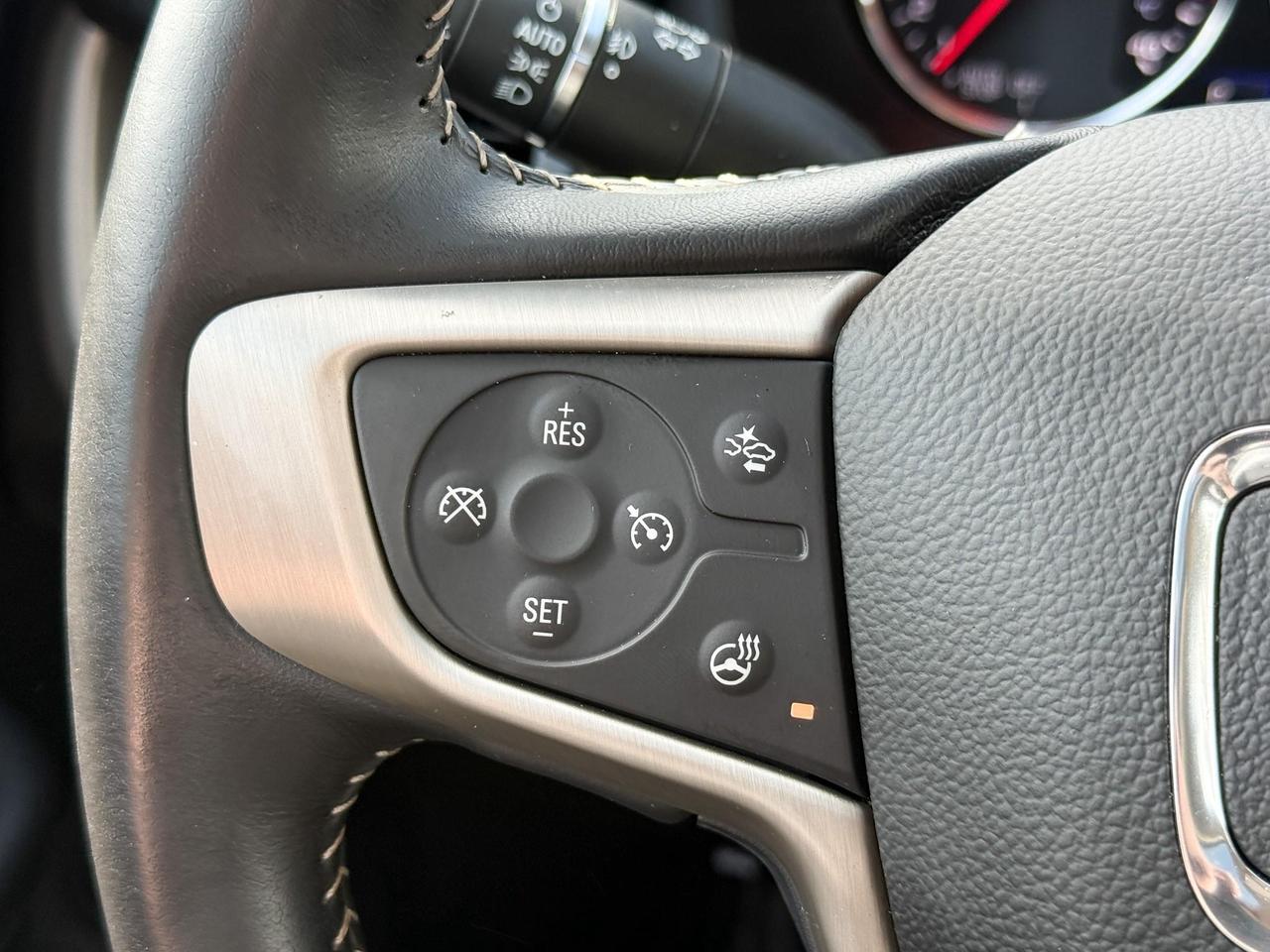 2022 GMC Terrain Denali 1.5L 4CYL TURBO, DENALI AWD, BLACK DIAMOND EDITION, SKSCAPE SUNROOF, HEATED AND VENTILATED FRONT SEATS, HEATED REAR SEATS, HEATED STEERING WHEEL, REMOTE VEHICLE START, HUD, 19" DARK GREY ALLOY WHEELS Photo