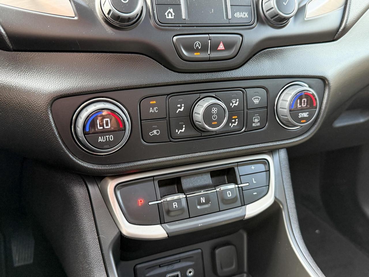 2022 GMC Terrain Denali 1.5L 4CYL TURBO, DENALI AWD, BLACK DIAMOND EDITION, SKSCAPE SUNROOF, HEATED AND VENTILATED FRONT SEATS, HEATED REAR SEATS, HEATED STEERING WHEEL, REMOTE VEHICLE START, HUD, 19" DARK GREY ALLOY WHEELS Photo