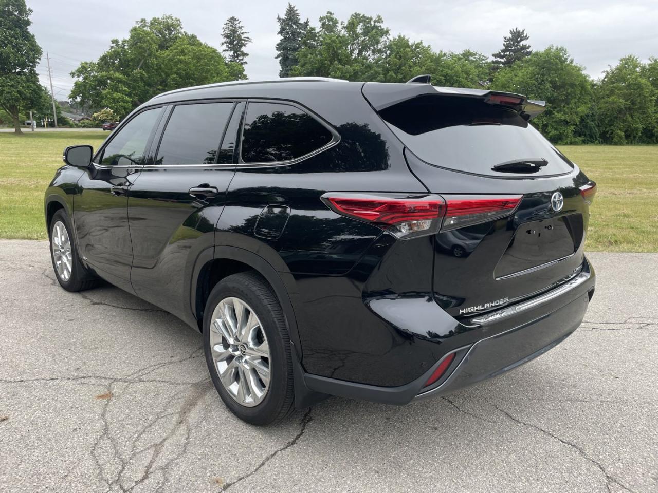 2023 Toyota Highlander HYBRID Limited AWD - Photo #4