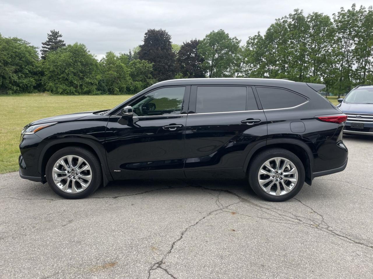 2023 Toyota Highlander HYBRID Limited AWD - Photo #3