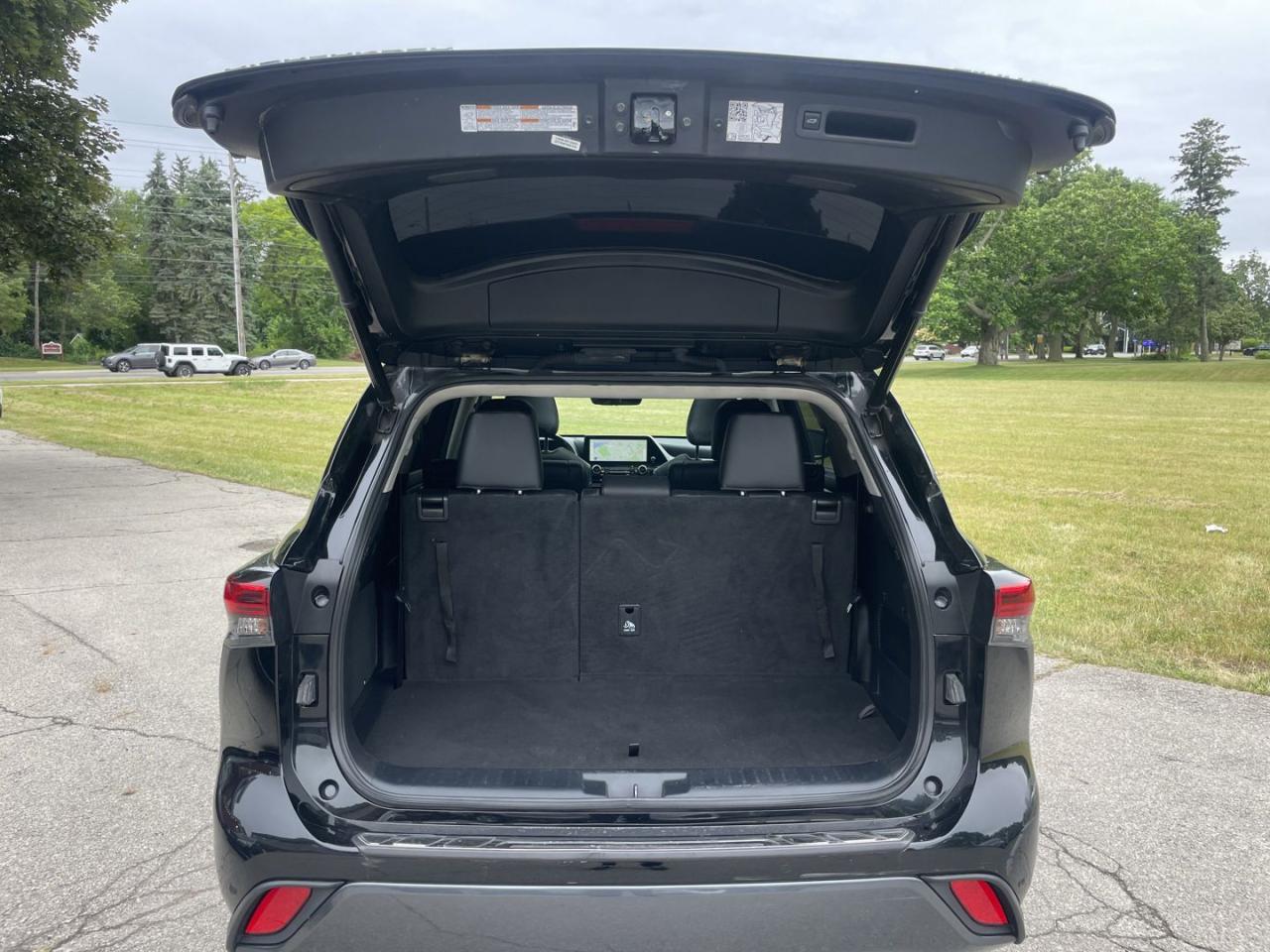 2023 Toyota Highlander HYBRID Limited AWD - Photo #10