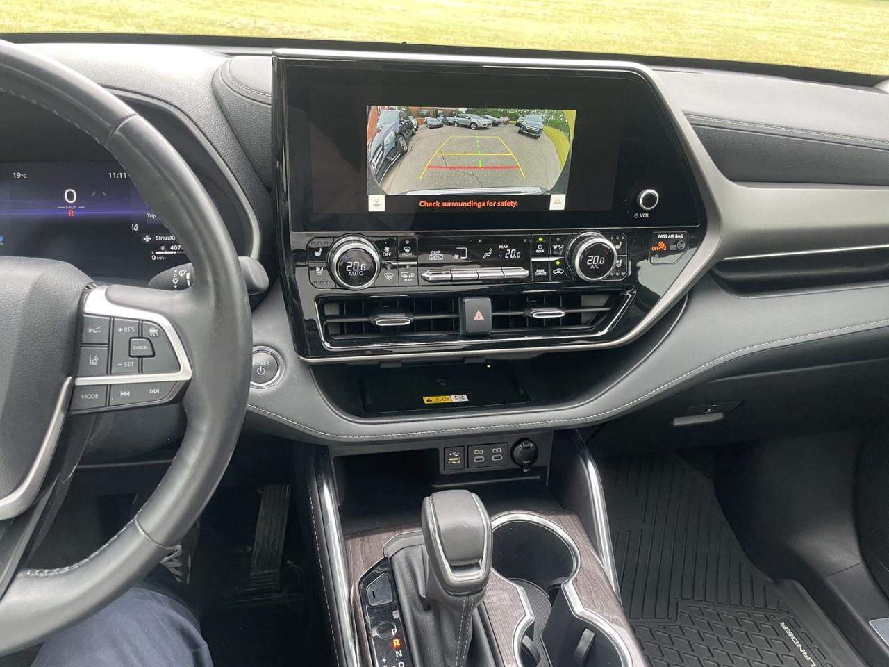 2023 Toyota Highlander HYBRID Limited AWD - Photo #16