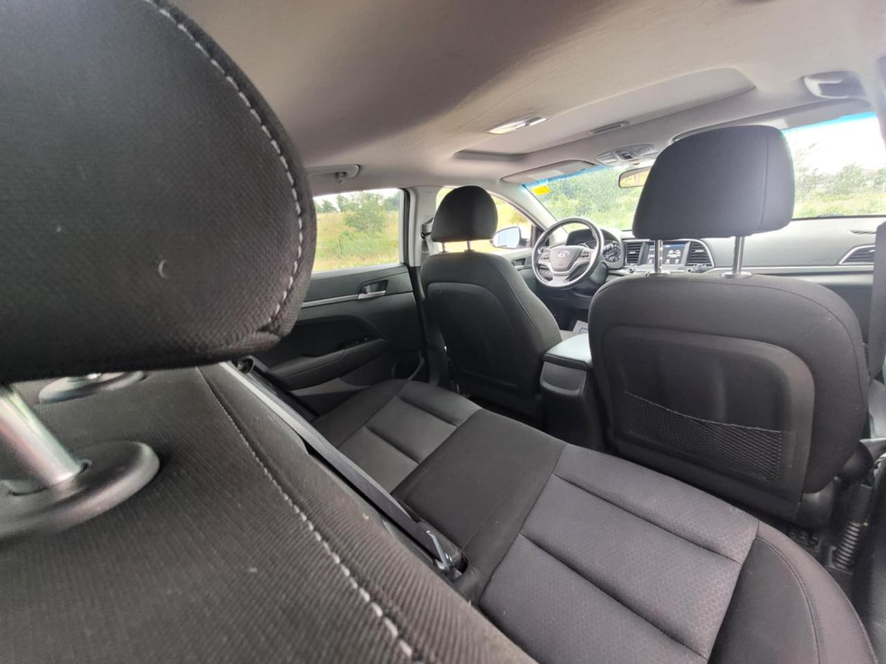 2017 Hyundai Elantra GLS Photo9