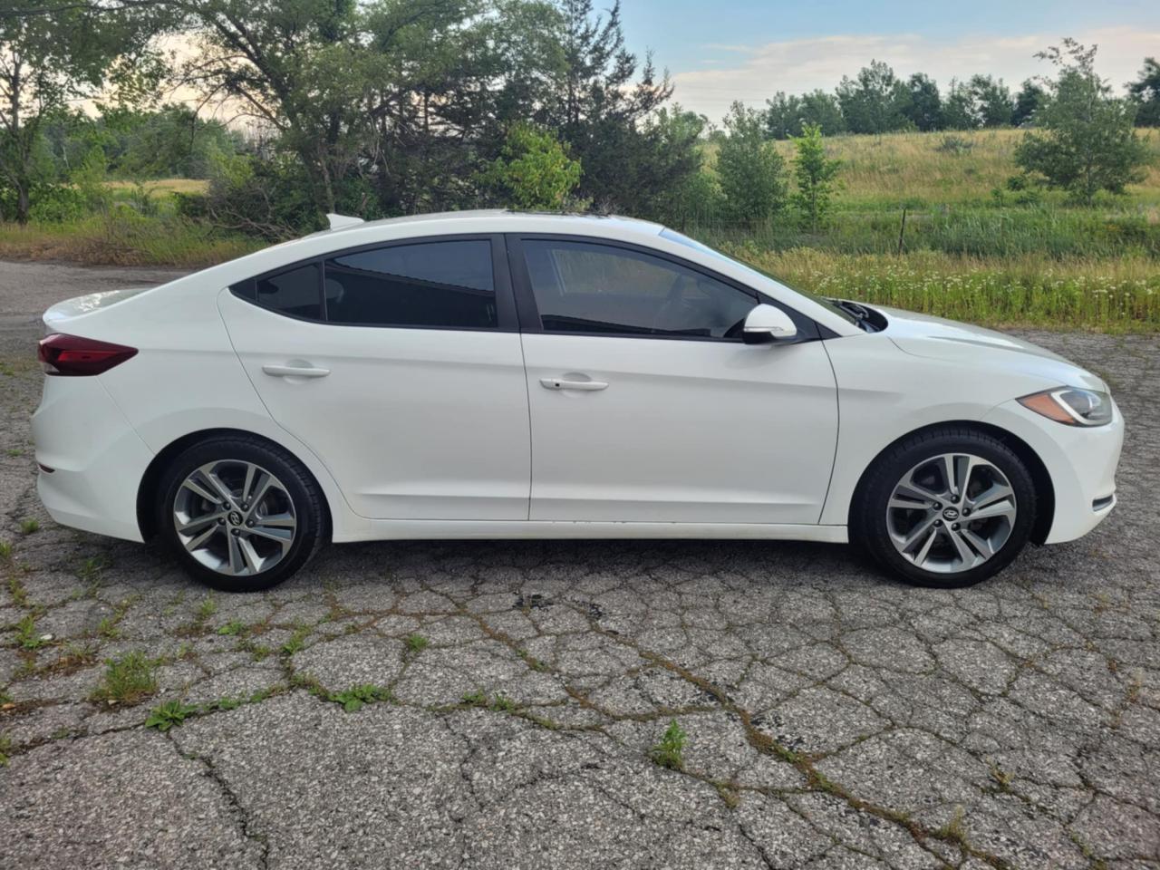 2017 Hyundai Elantra GLS Photo2