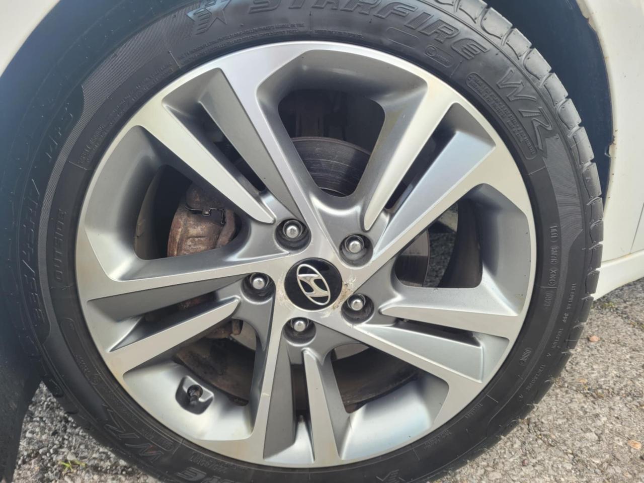 2017 Hyundai Elantra GLS Photo5