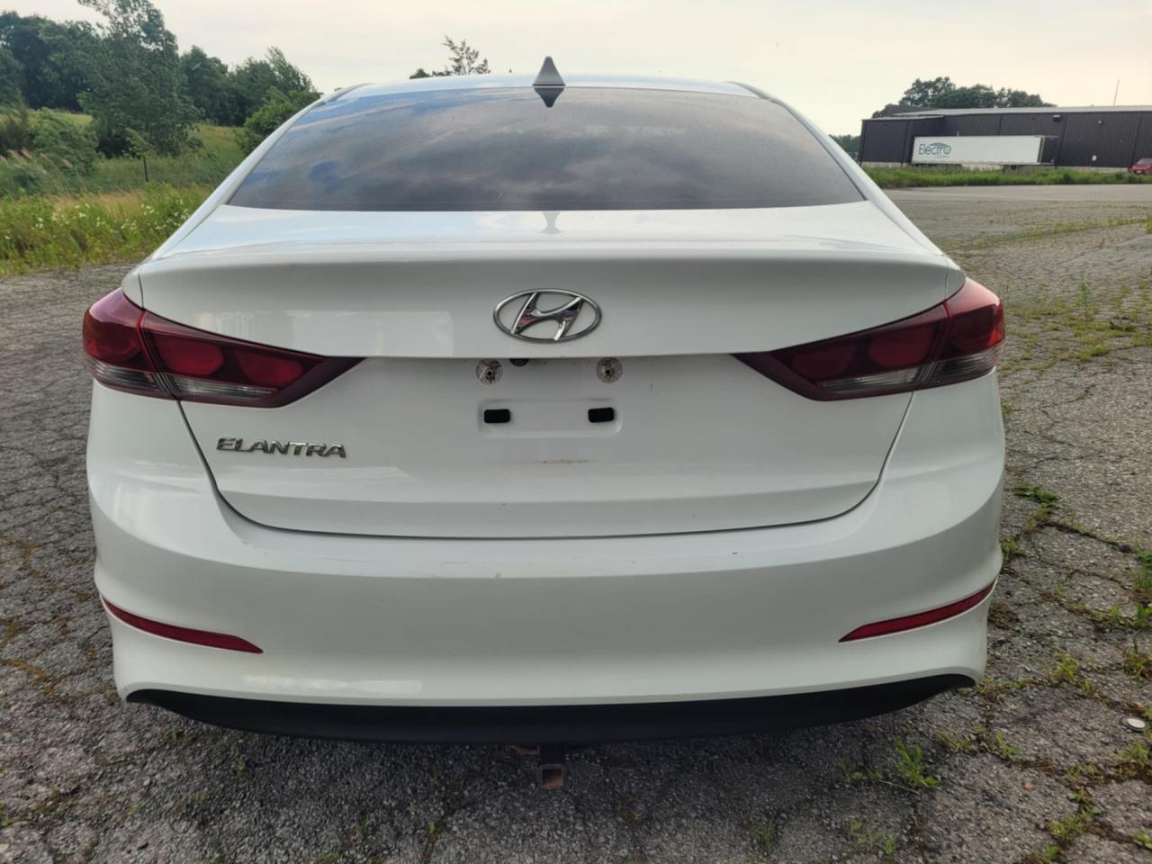 2017 Hyundai Elantra GLS Photo3