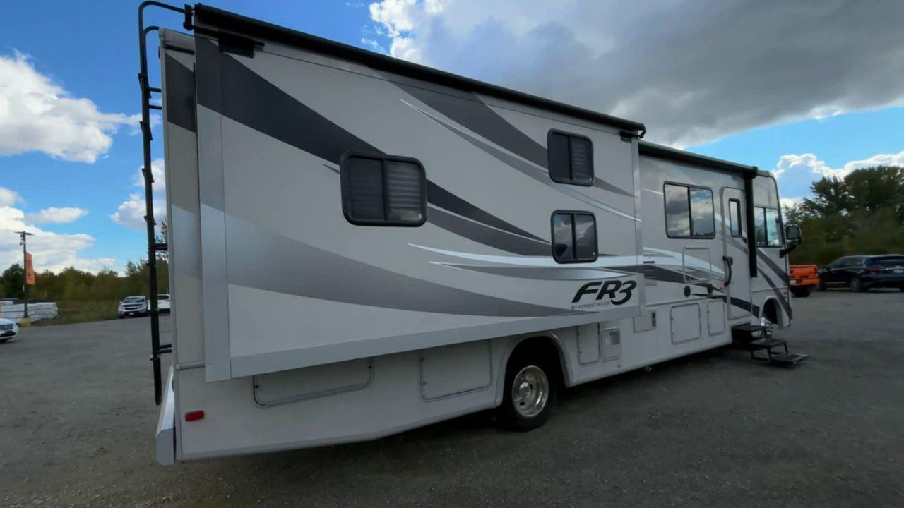 2016 Ford F-53 Motorhome Chassis 32' WITH AWNING & 2 POP OUTS, DOUBLE DOOR FRIDGE, A/C!! Photo2
