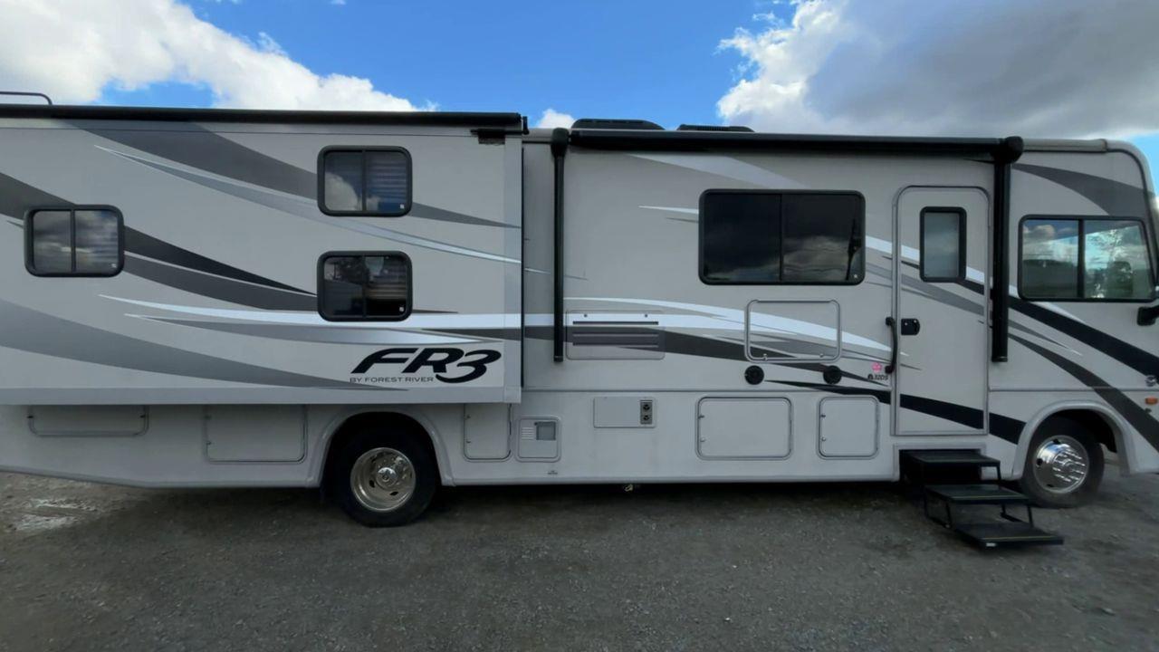 2016 Ford F-53 Motorhome Chassis 32' WITH AWNING & 2 POP OUTS, DOUBLE DOOR FRIDGE, A/C!! Photo3