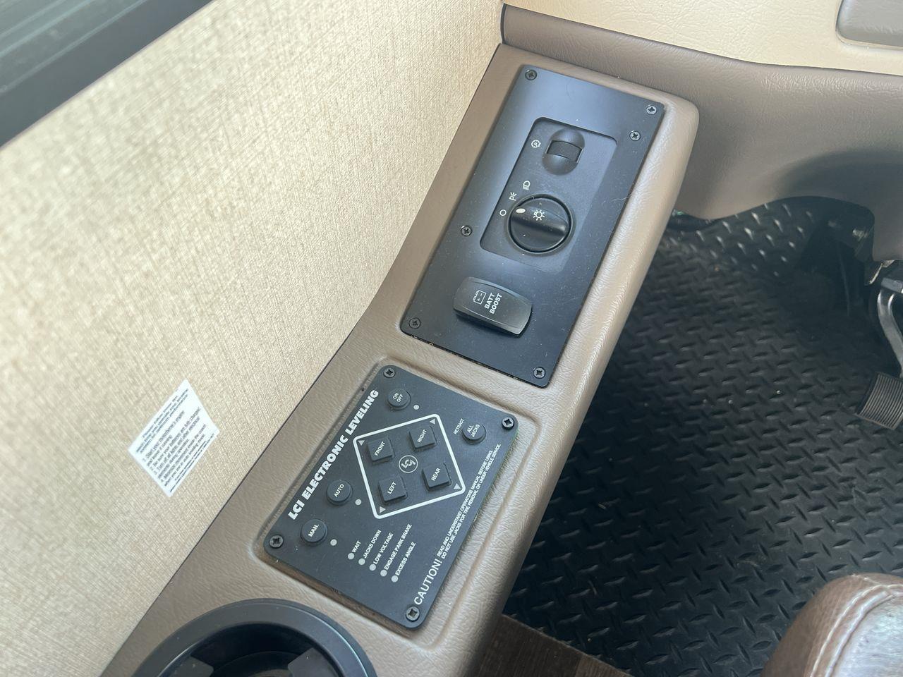 2016 Ford F-53 Motorhome Chassis 32' WITH AWNING & 2 POP OUTS, DOUBLE DOOR FRIDGE, A/C!! Photo