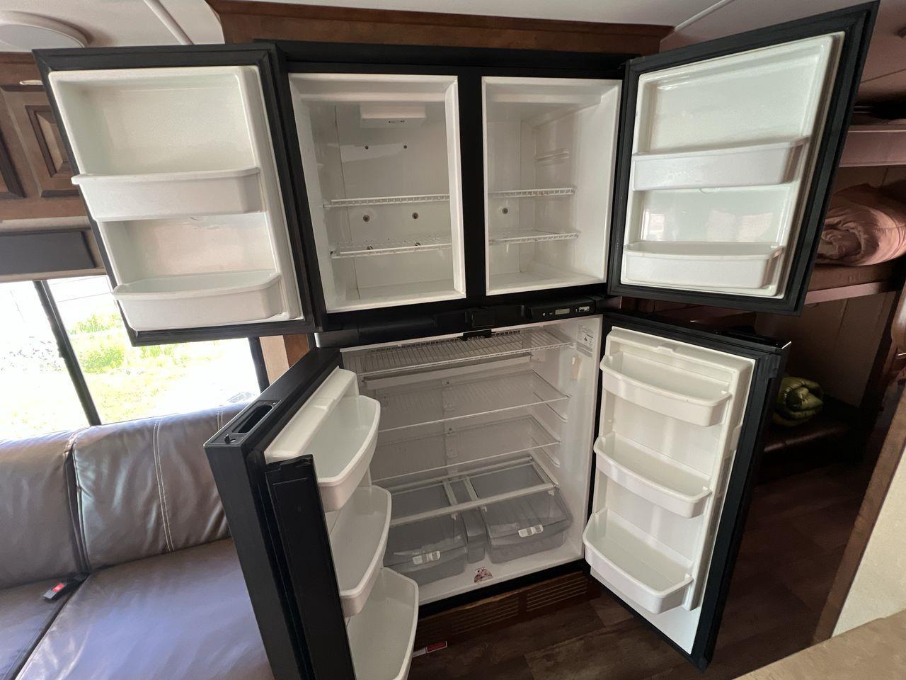 2016 Ford F-53 Motorhome Chassis 32' WITH AWNING & 2 POP OUTS, DOUBLE DOOR FRIDGE, A/C!! Photo