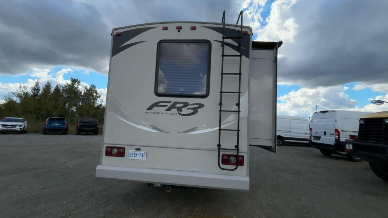 2016 Ford F-53 Motorhome Chassis 32' WITH AWNING & 2 POP OUTS, DOUBLE DOOR FRIDGE, A/C!! Photo