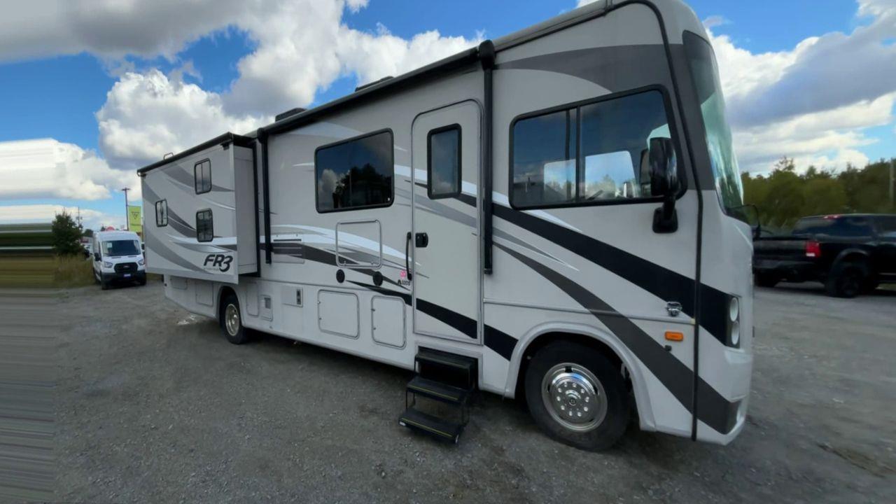 2016 Ford F-53 Motorhome Chassis 32' WITH AWNING & 2 POP OUTS, DOUBLE DOOR FRIDGE, A/C!! Photo