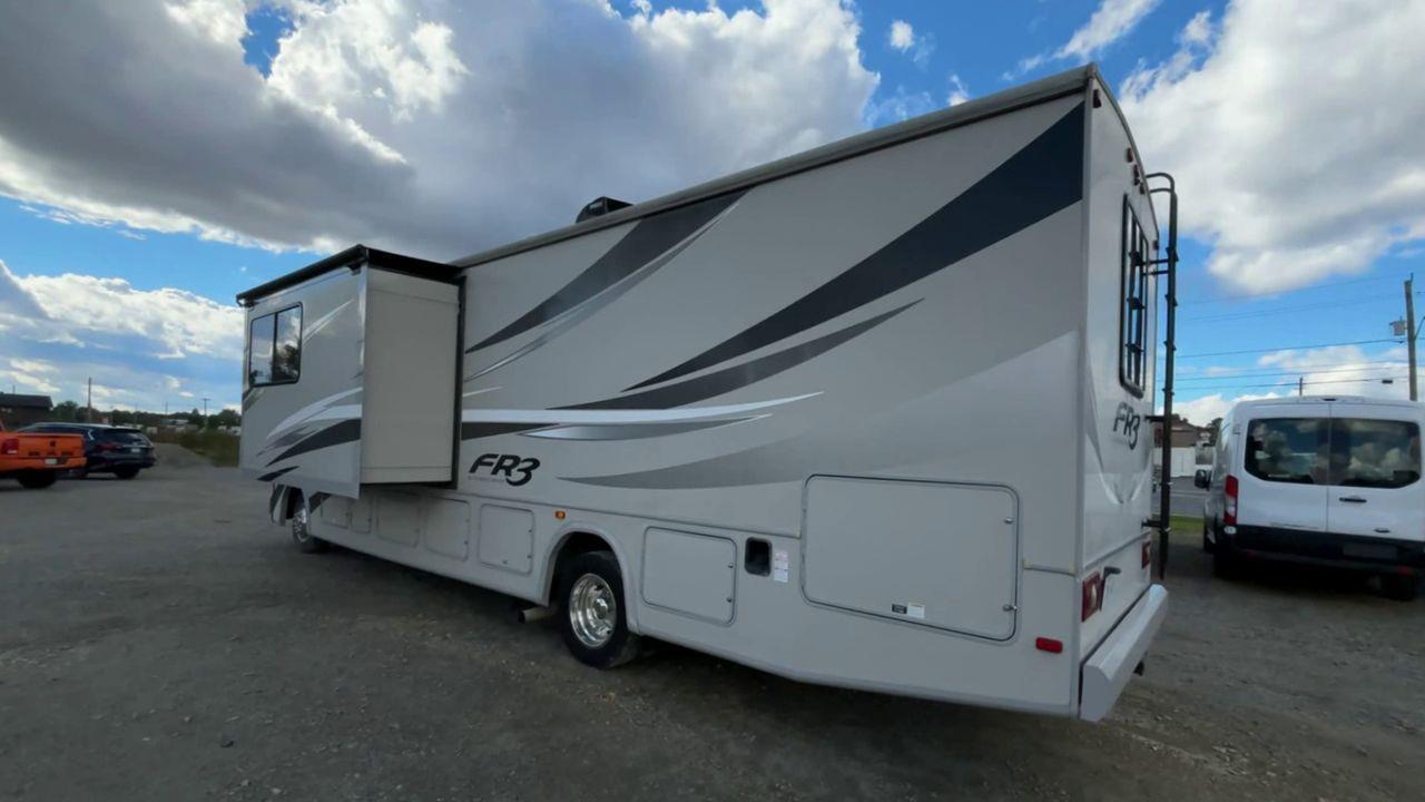 2016 Ford F-53 Motorhome Chassis 32' WITH AWNING & 2 POP OUTS, DOUBLE DOOR FRIDGE, A/C!! Photo