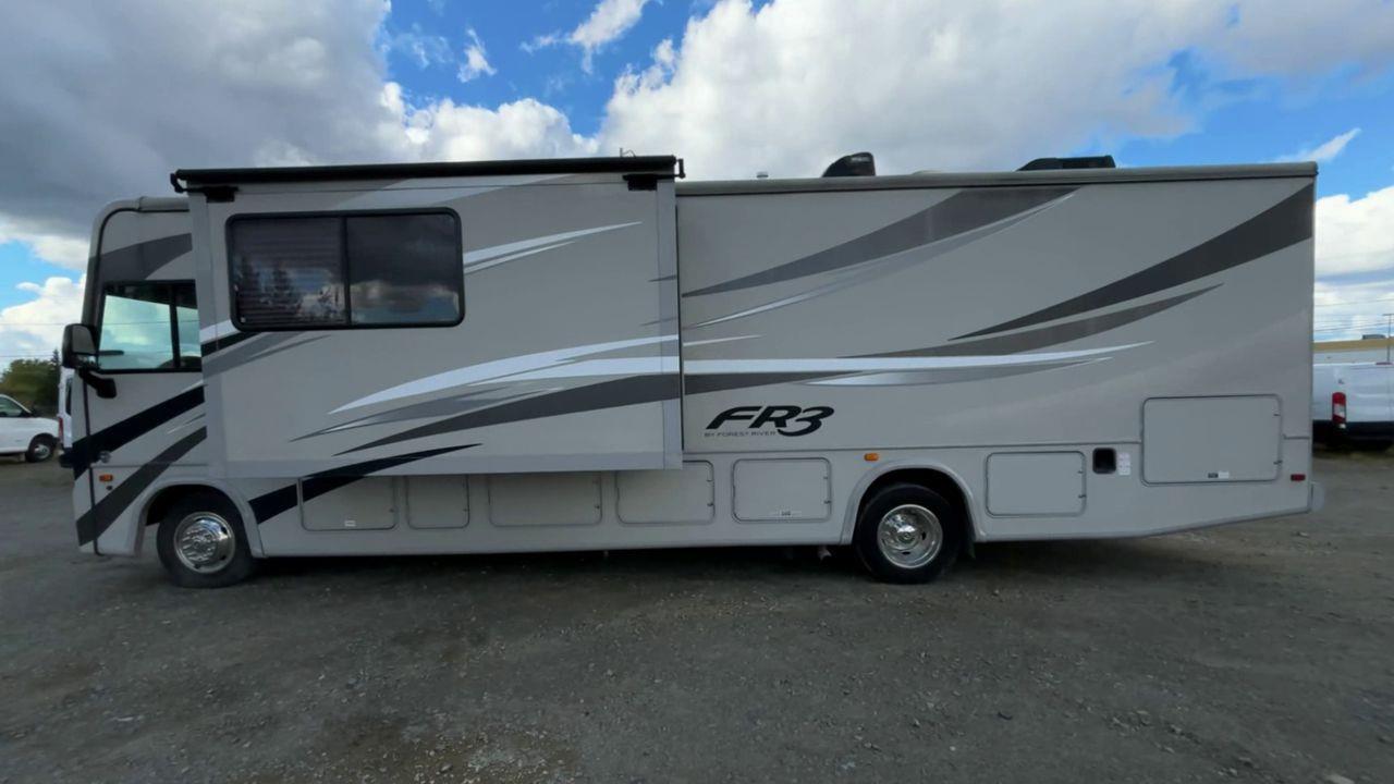 2016 Ford F-53 Motorhome Chassis 32' WITH AWNING & 2 POP OUTS, DOUBLE DOOR FRIDGE, A/C!! Photo