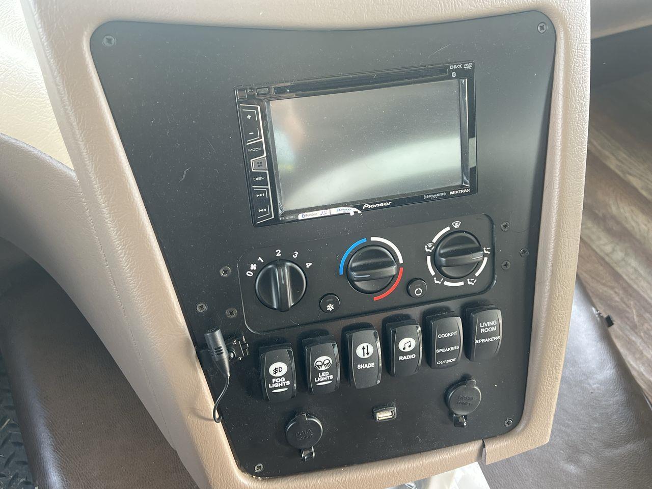 2016 Ford F-53 Motorhome Chassis 32' WITH AWNING & 2 POP OUTS, DOUBLE DOOR FRIDGE, A/C!! Photo