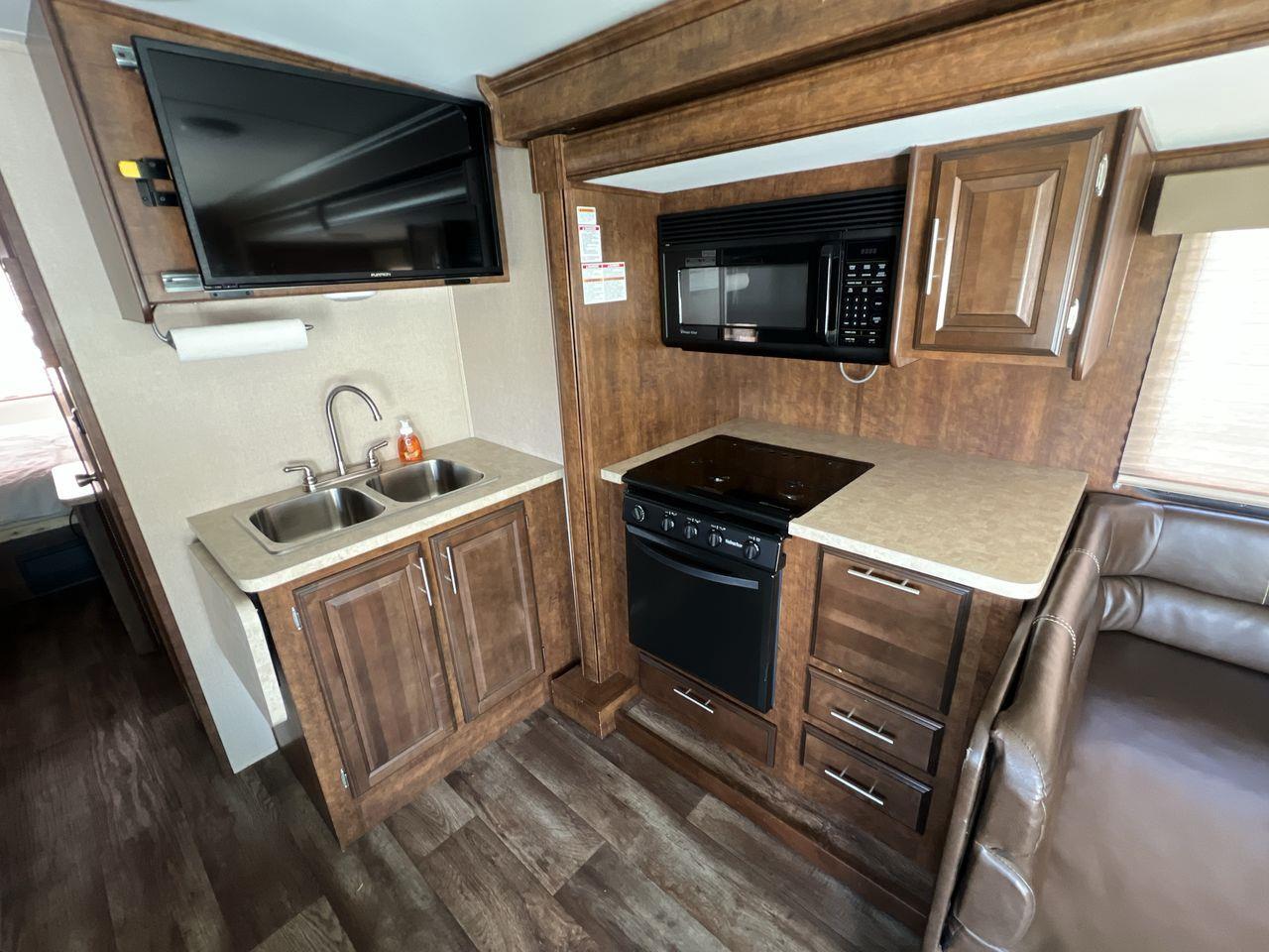 2016 Ford F-53 Motorhome Chassis 32' WITH AWNING & 2 POP OUTS, DOUBLE DOOR FRIDGE, A/C!! Photo