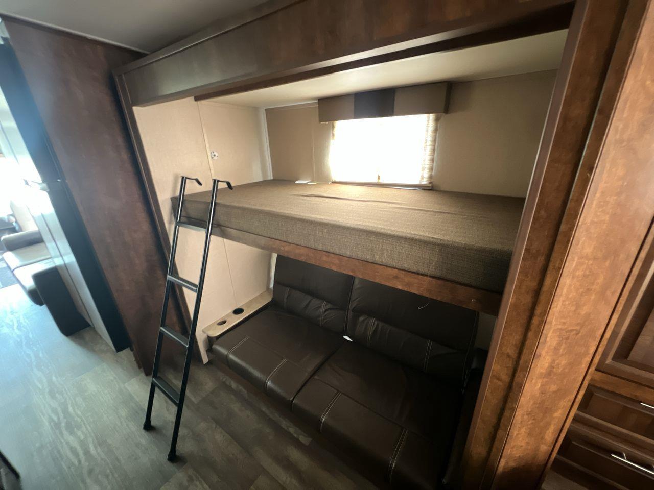 2016 Ford F-53 Motorhome Chassis 32' WITH AWNING & 2 POP OUTS, DOUBLE DOOR FRIDGE, A/C!! Photo