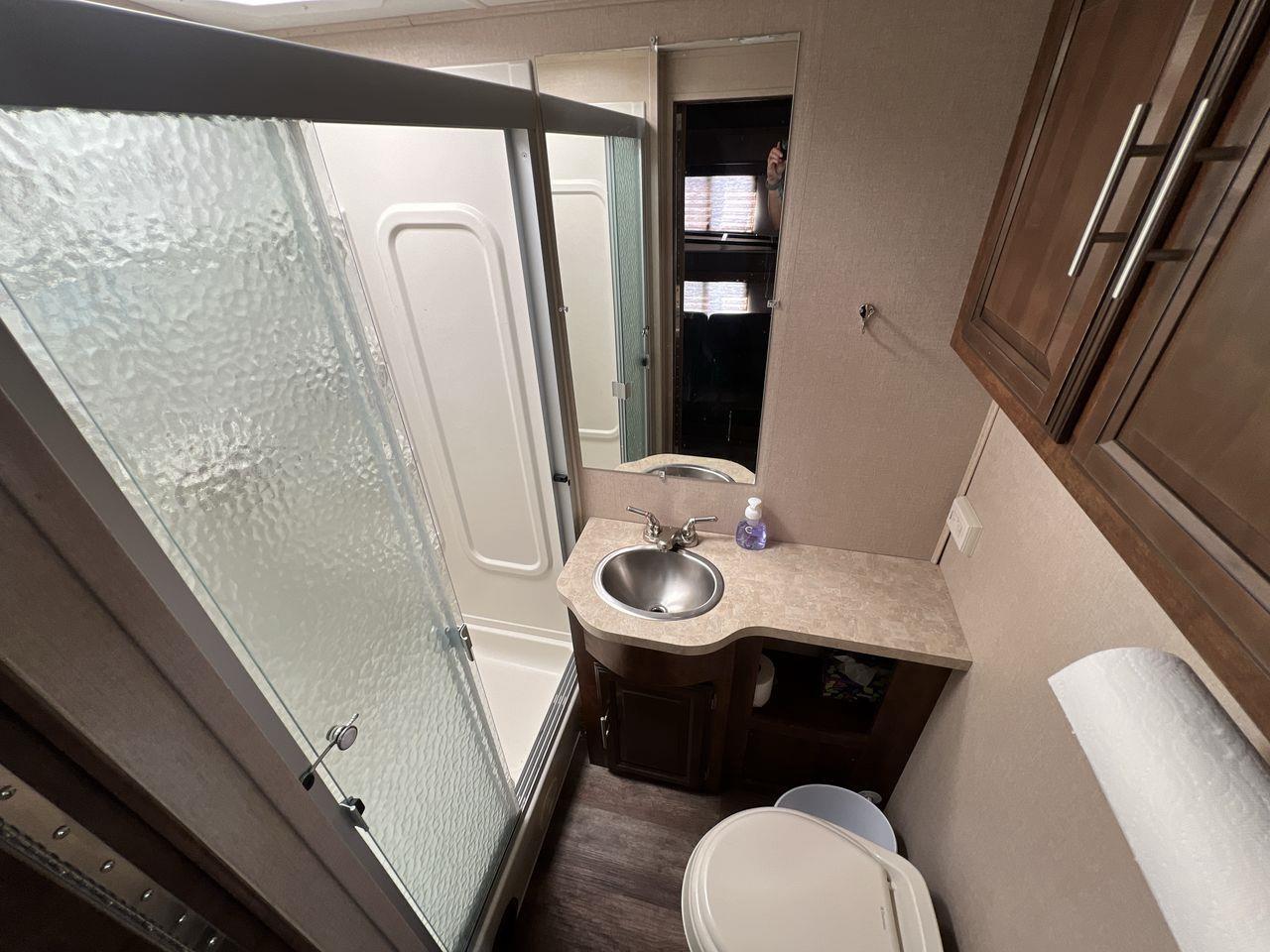 2016 Ford F-53 Motorhome Chassis 32' WITH AWNING & 2 POP OUTS, DOUBLE DOOR FRIDGE, A/C!! Photo