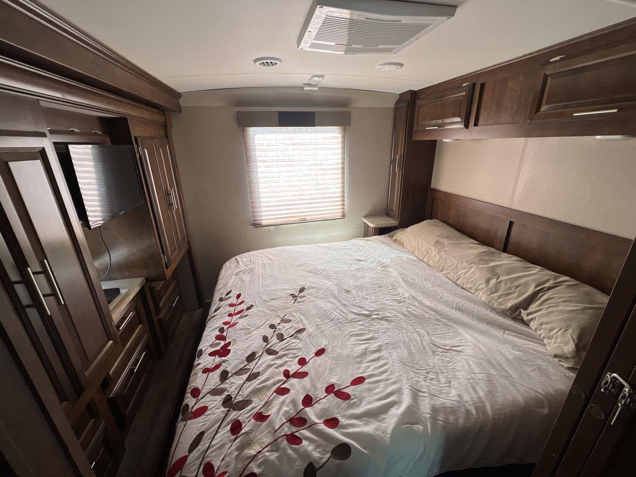 2016 Ford F-53 Motorhome Chassis 32' WITH AWNING & 2 POP OUTS, DOUBLE DOOR FRIDGE, A/C!! Photo