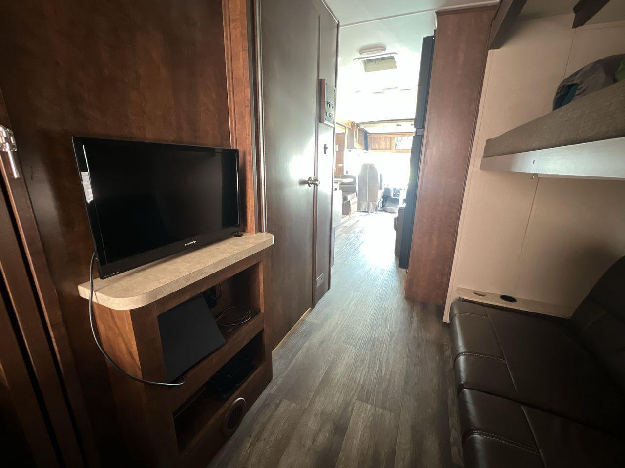 2016 Ford F-53 Motorhome Chassis 32' WITH AWNING & 2 POP OUTS, DOUBLE DOOR FRIDGE, A/C!! Photo