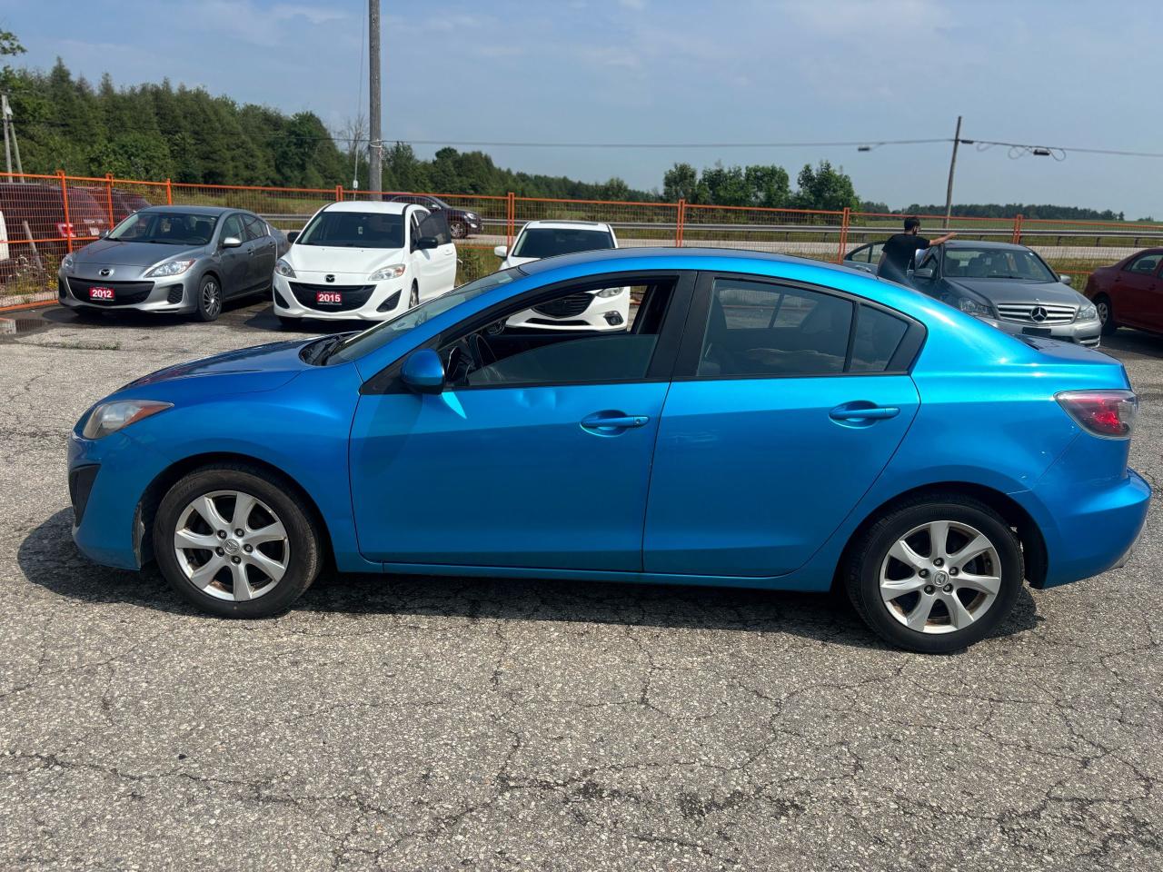 2011 Mazda MAZDA3 GX Photo3