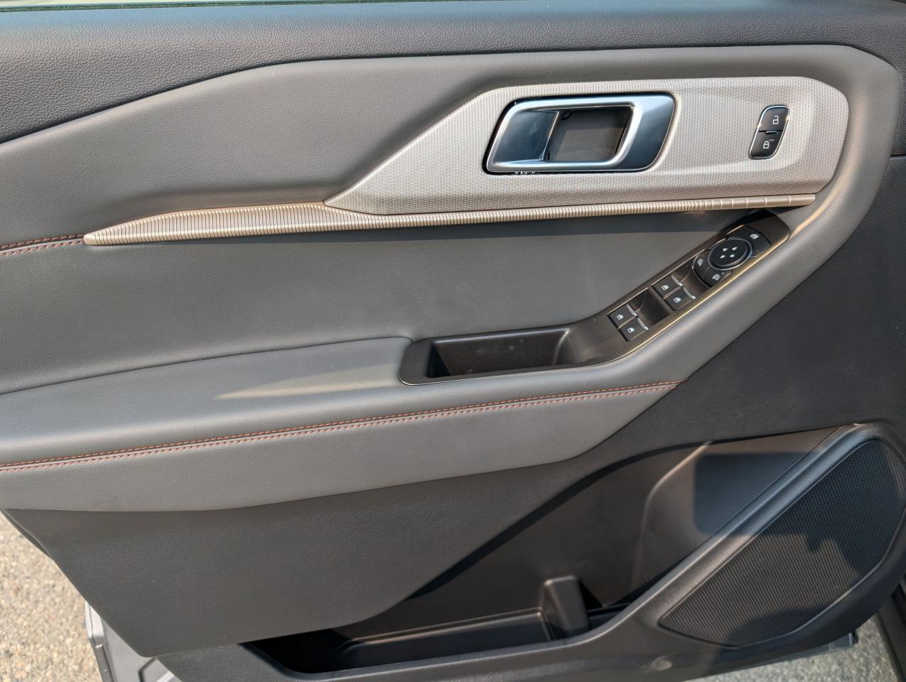 2025 Ford Explorer ACTIVE Photo5